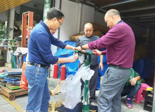 市監(jiān)局工作人員正在檢查電子磅秤現場